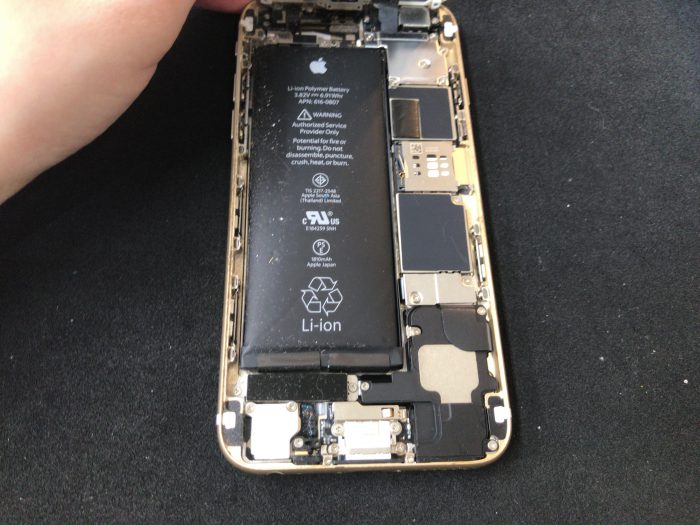 膨らんだiPhoneのバッテリーも修理可能！！
