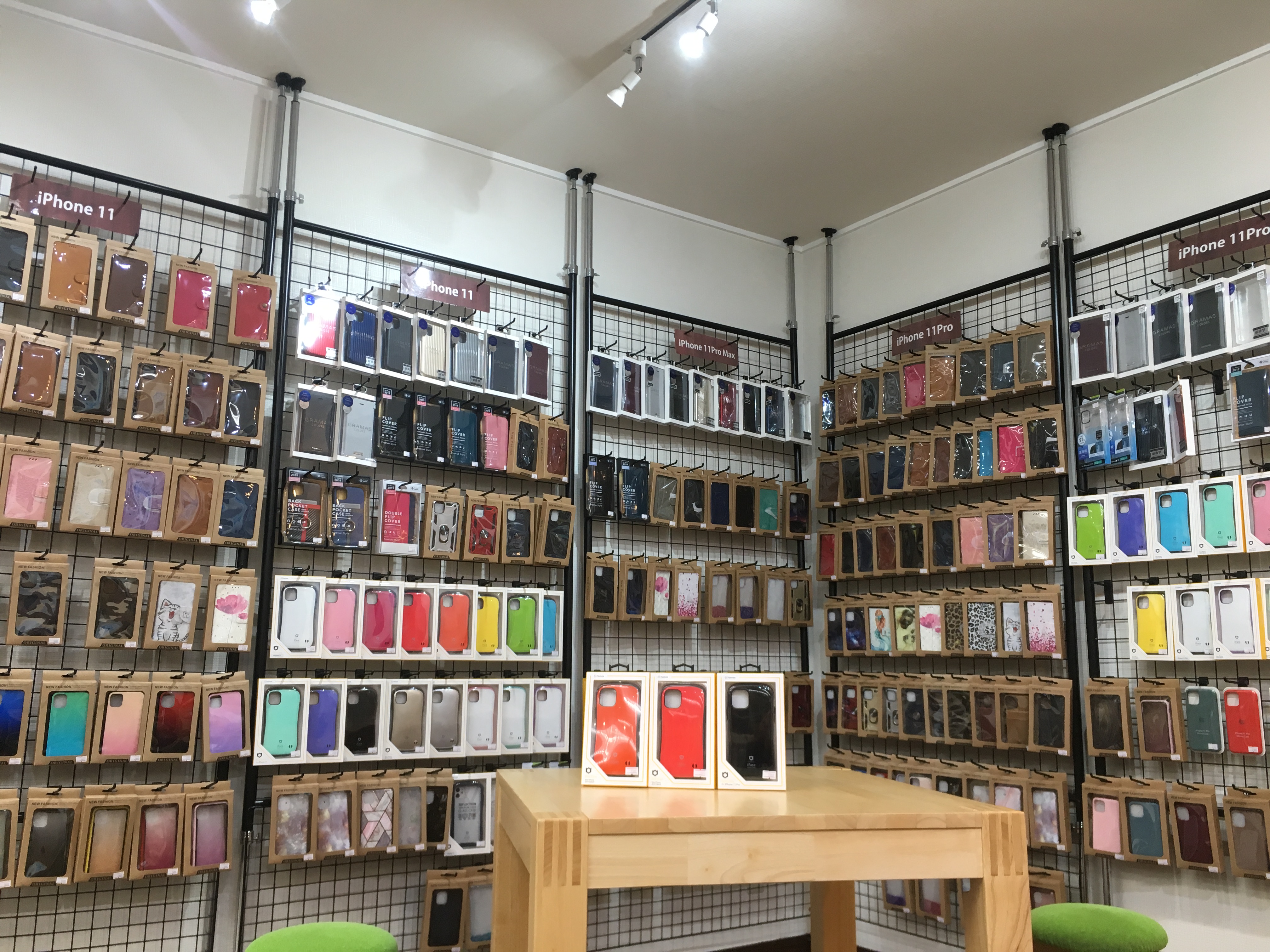 iphone11のケース大量入荷&展示拡大！！